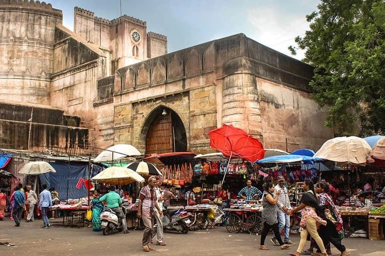 Lal Darwaza Market